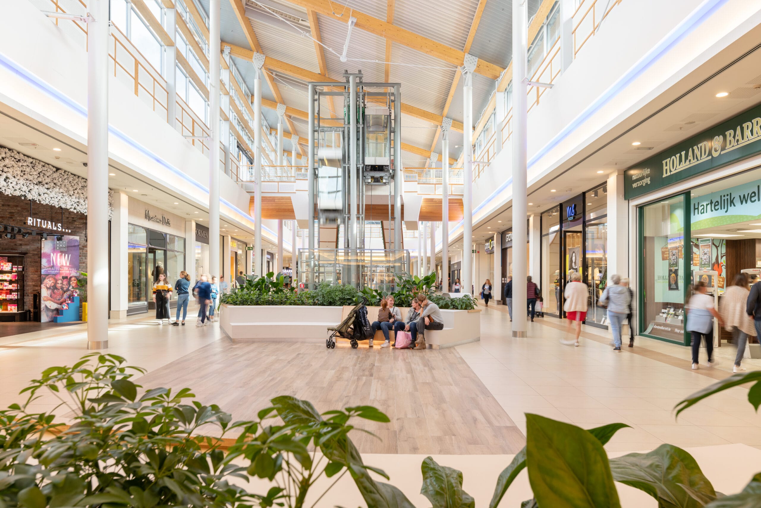 Natural elements and green landscape interior design &mdash; Waasland Shopping Centre Belgium, Air Design