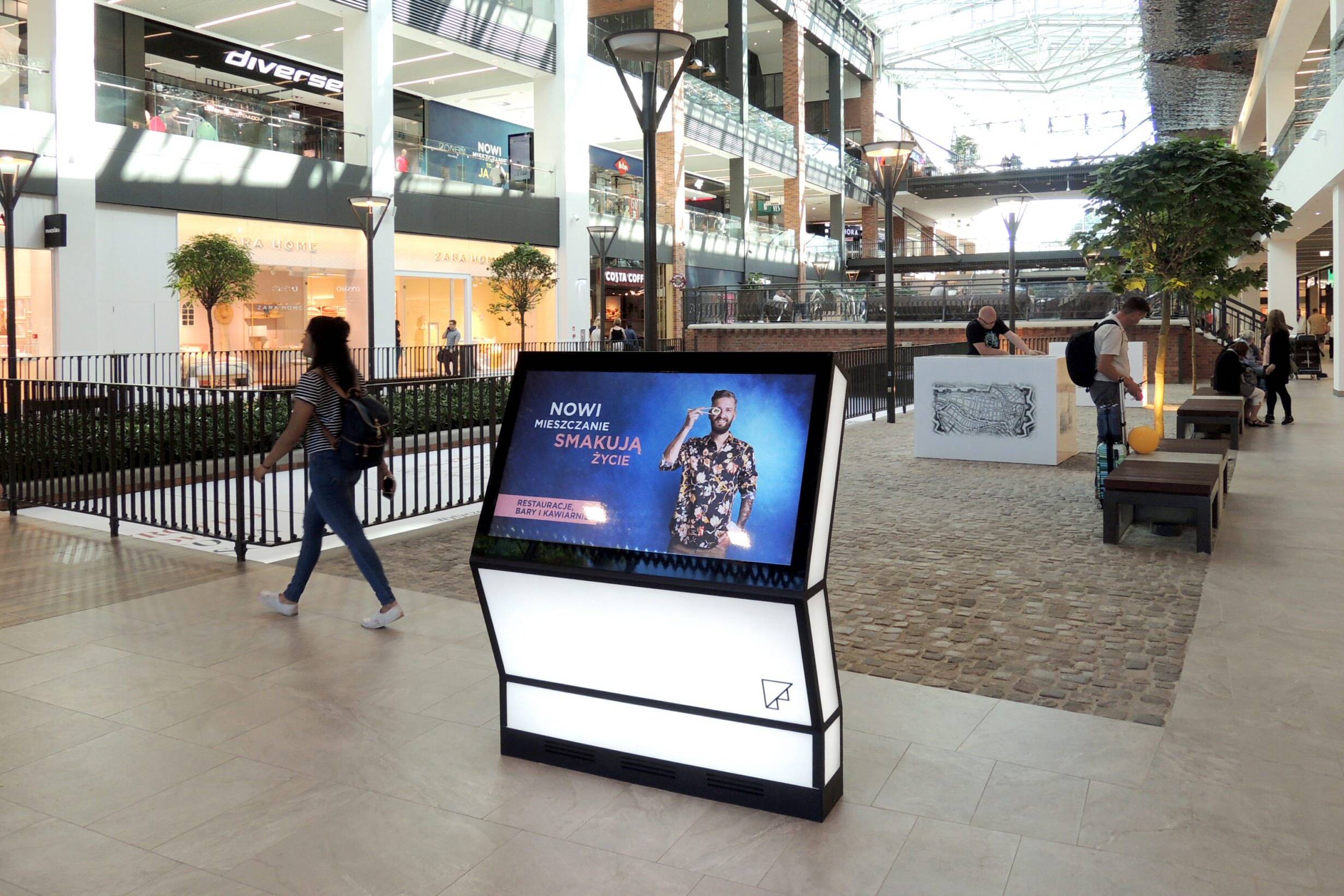 Forum Gdansk – Digital Retail Signage Design - Air Design