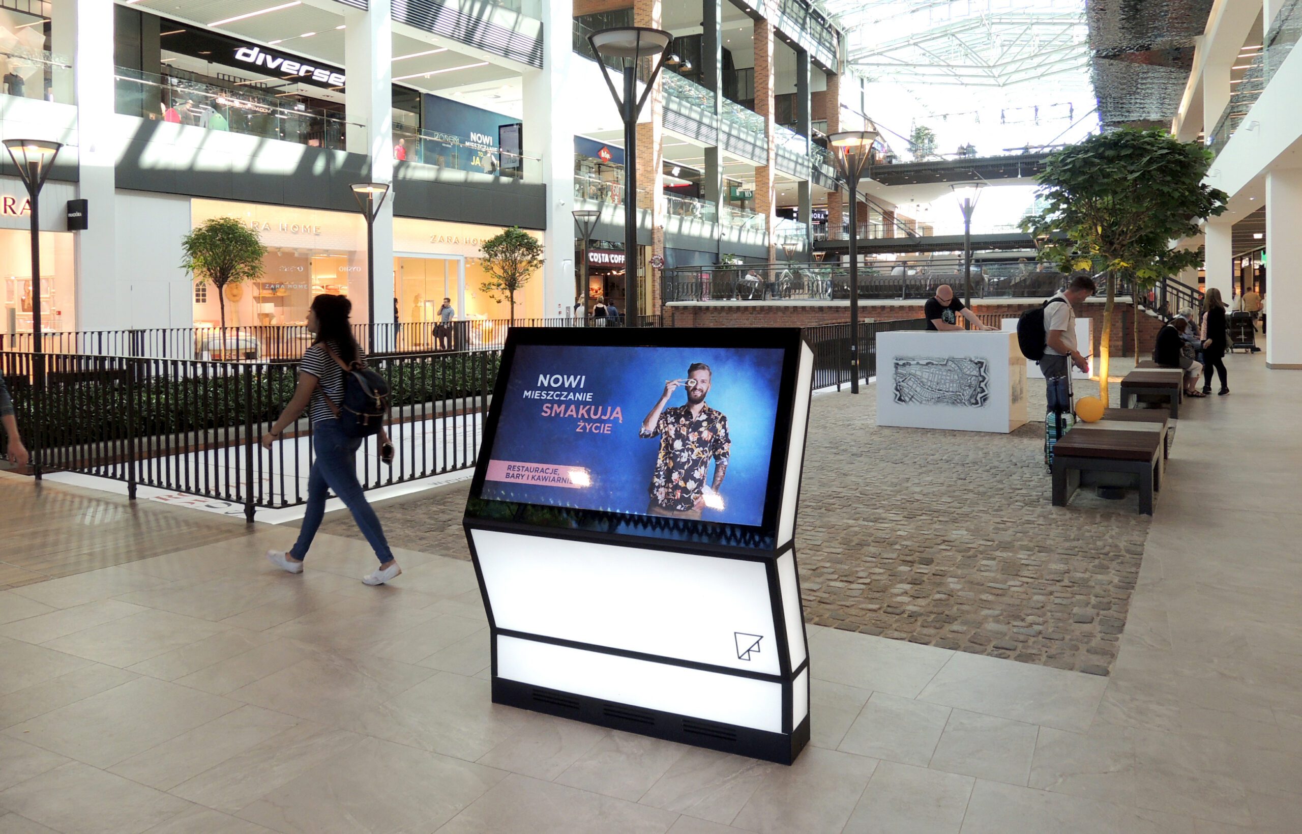 Forum Gdansk &ndash; Digital Retail Signage Design - Air Design